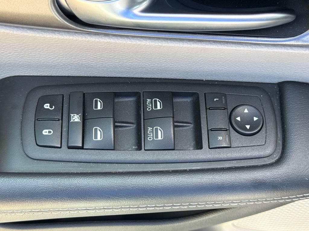 Used 2023 Chrysler Pacifica Touring-L FWD image 14