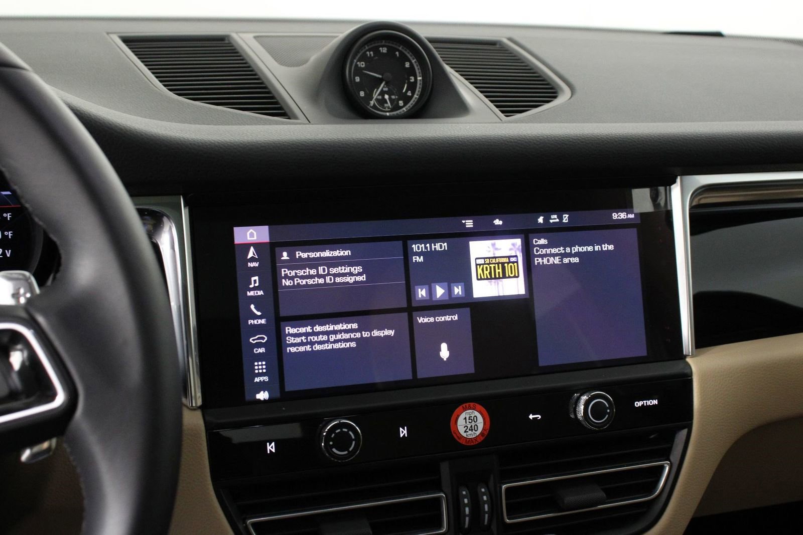 Certified 2025 Porsche Macan image 13