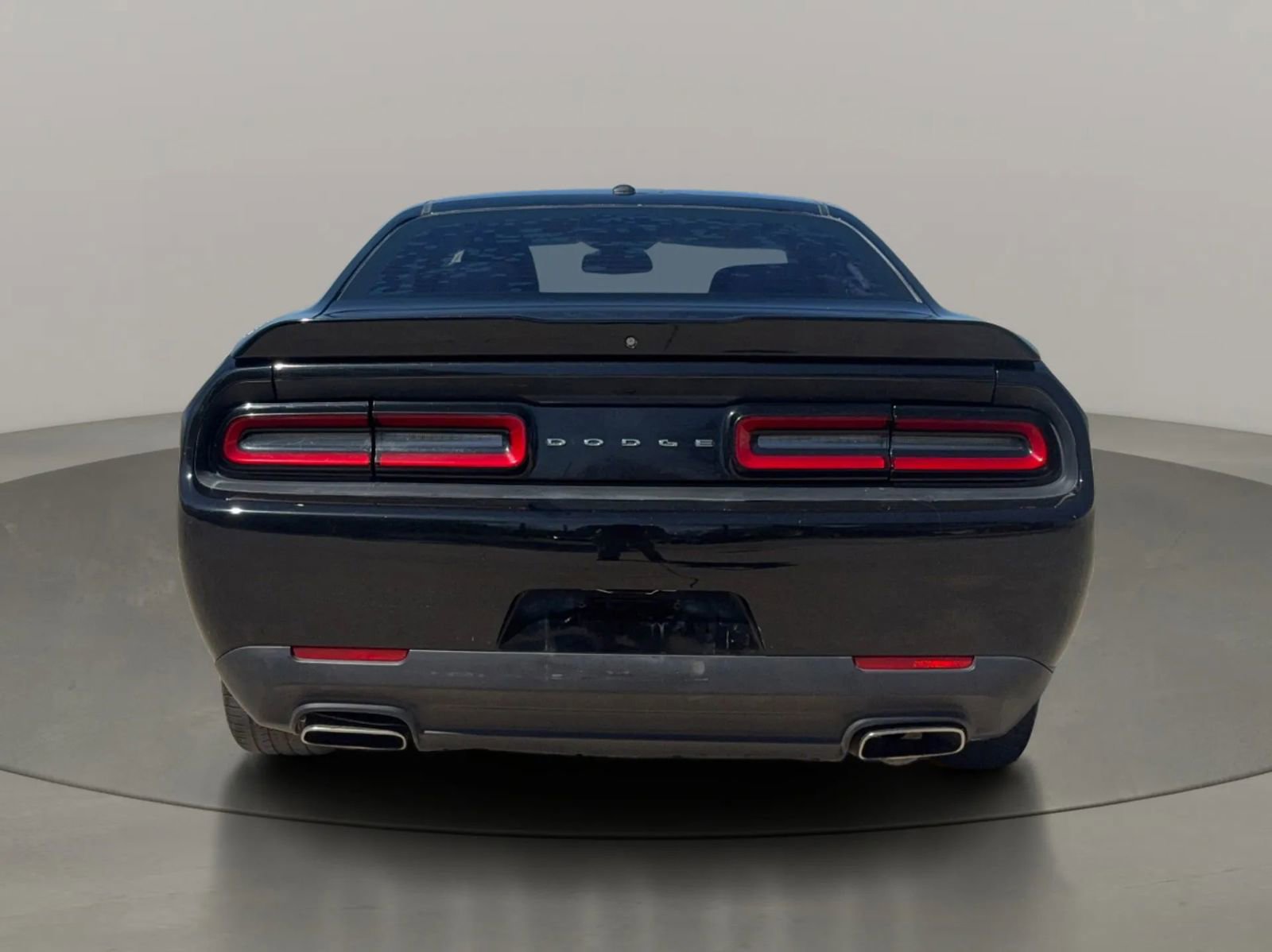 Used 2019 Dodge Challenger SXT image 4