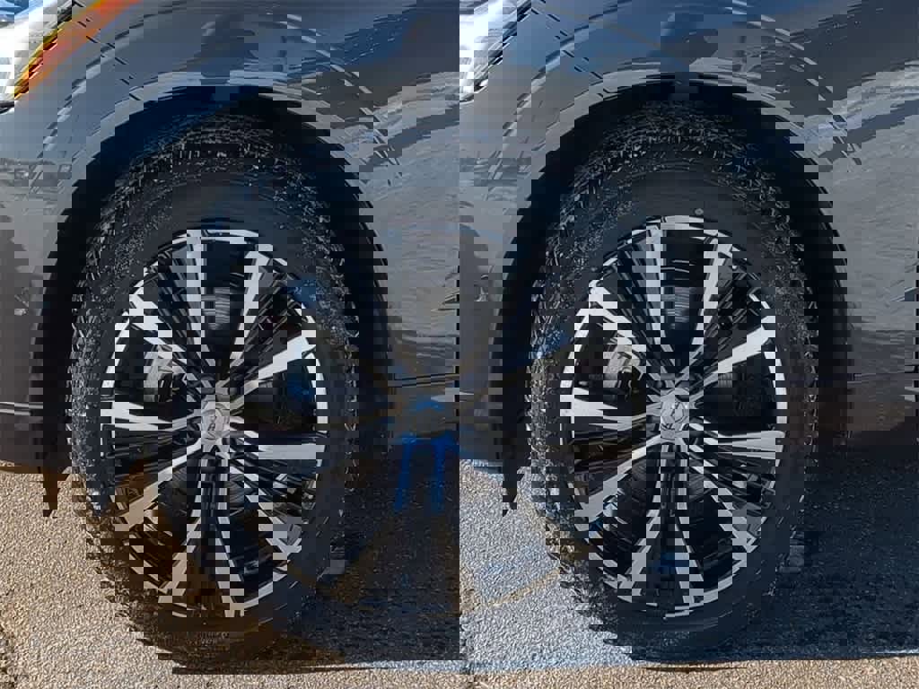 Used 2025 Volvo XC60 B5 Plus image 13