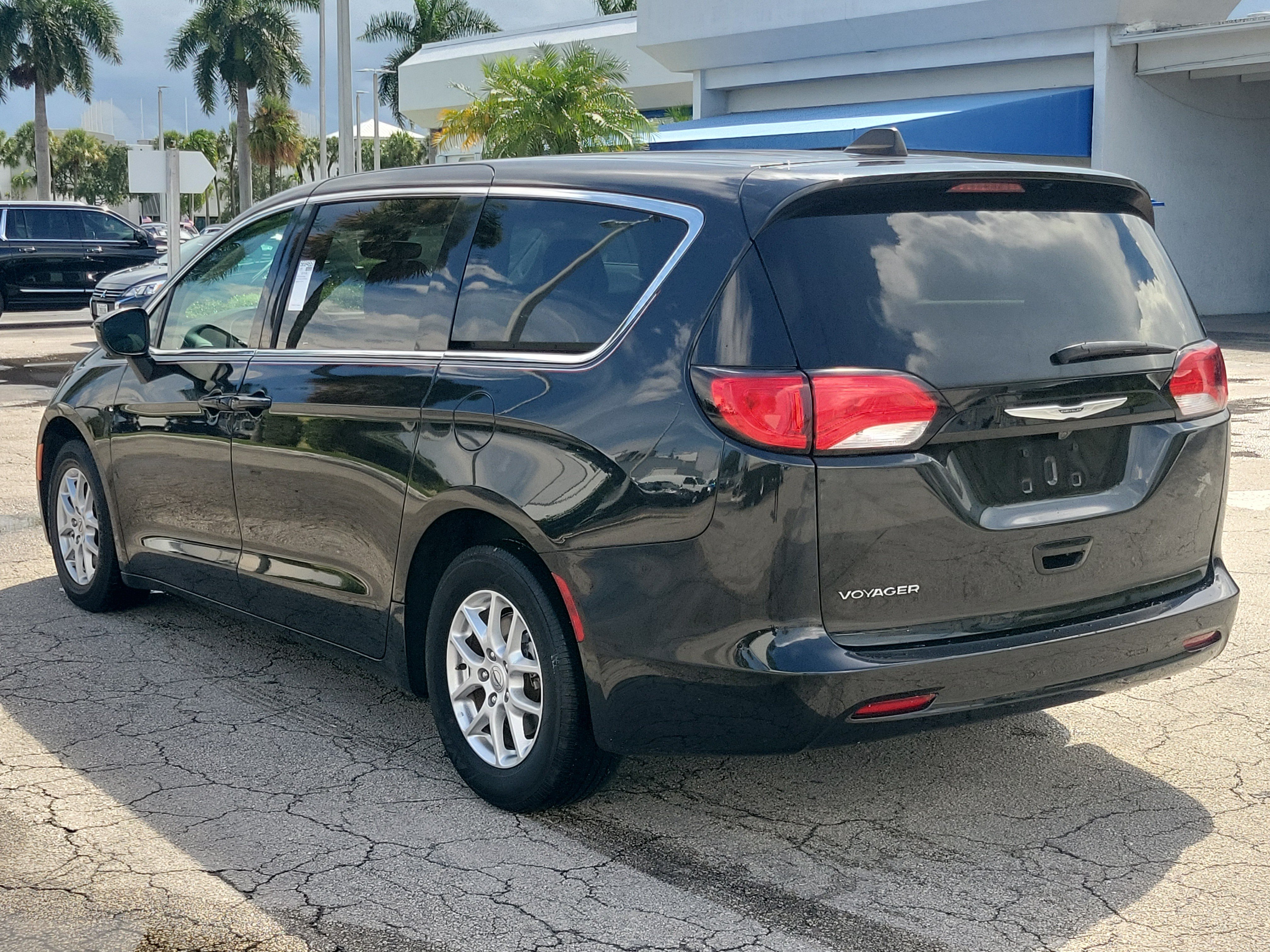 Used 2023 Chrysler Voyager LX FWD image 3