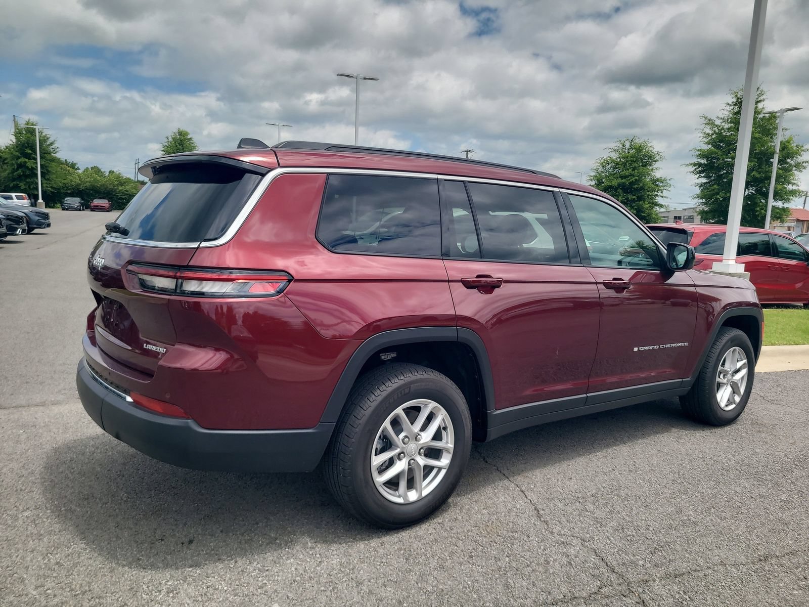 Used 2025 Jeep Grand Cherokee L Laredo AWD/4WD image 3