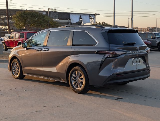 Certified 2025 Toyota Sienna XLE FWD image 9