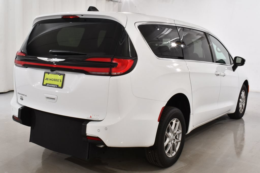 Used 2026 Chrysler Pacifica Select FWD image 13