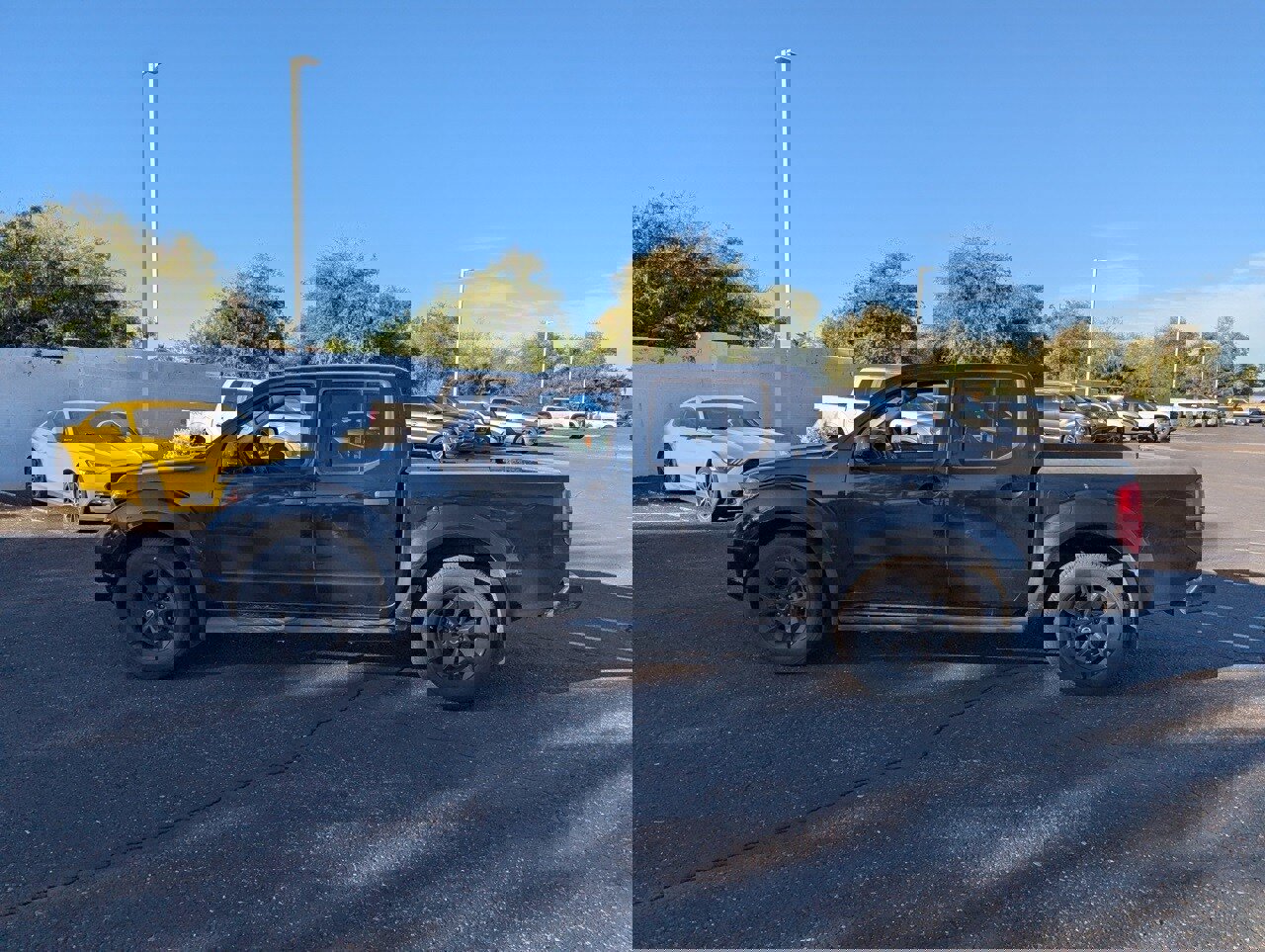 Used 2020 Nissan Frontier SV w/ Midnight Edition Floor Mats image 3