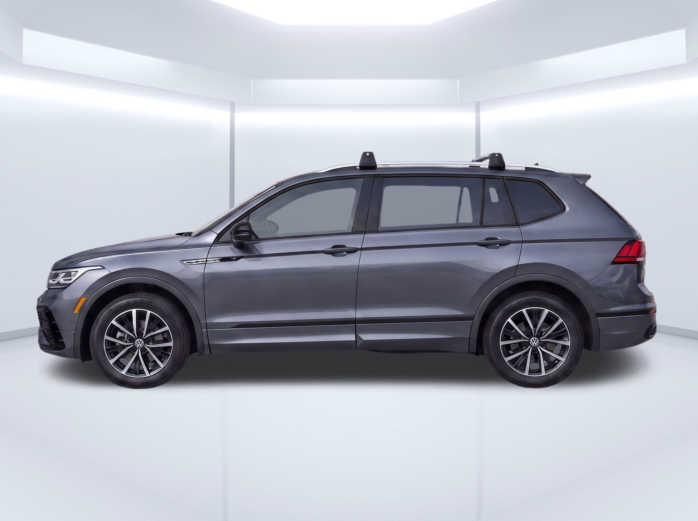 Used 2024 Volkswagen Tiguan SE R-Line FWD image 6