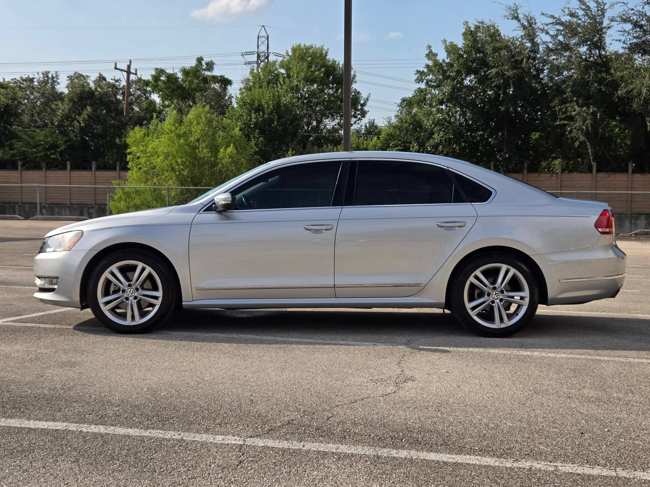 Used 2015 Volkswagen Passat 1.8T SEL Premium FWD image 6