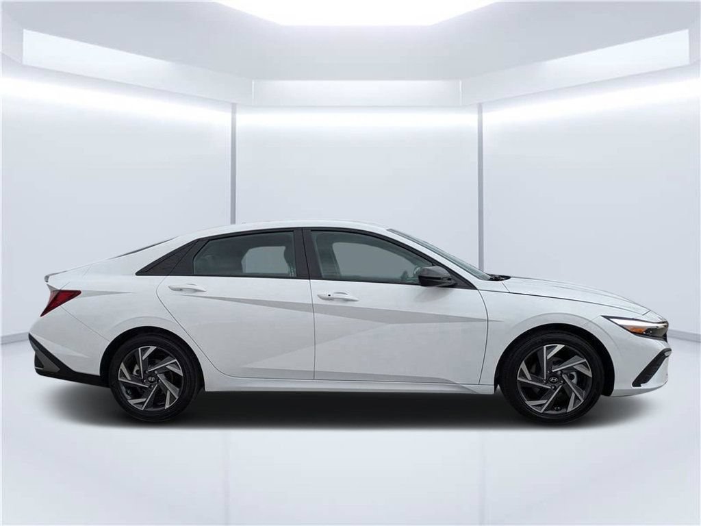 Used 2025 Hyundai Elantra Sport FWD image 2