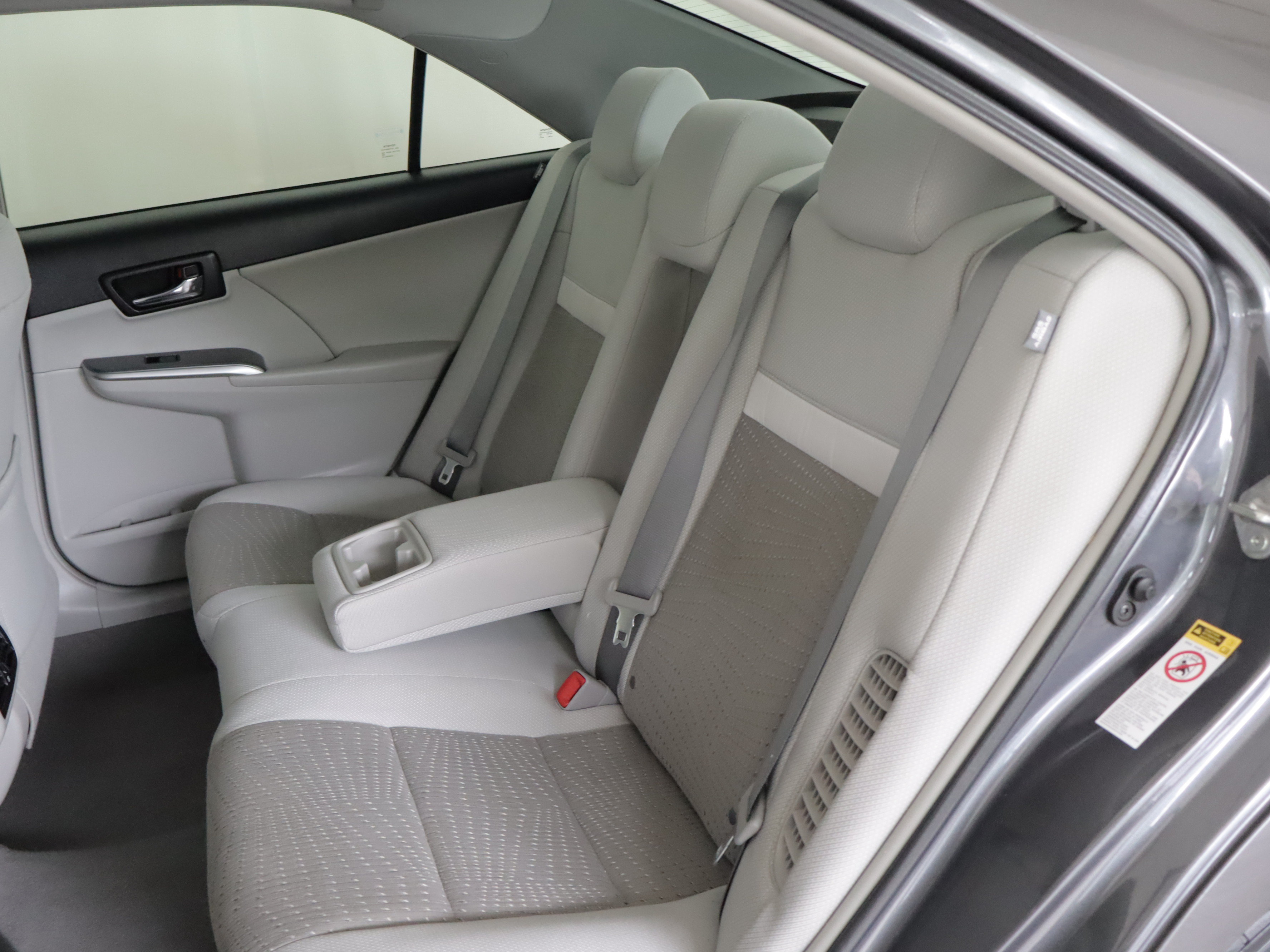 Used 2014 Toyota Camry XLE w/ Moonroof Package FWD image 9