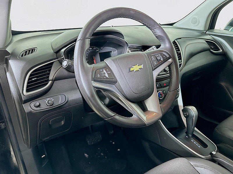Used 2022 Chevrolet Trax LT w/ LT Convenience Package image 9