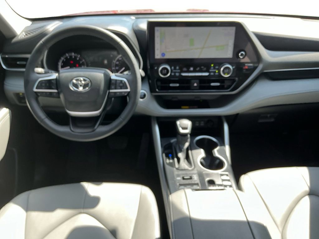 Used 2025 Toyota Highlander XLE AWD/4WD image 17
