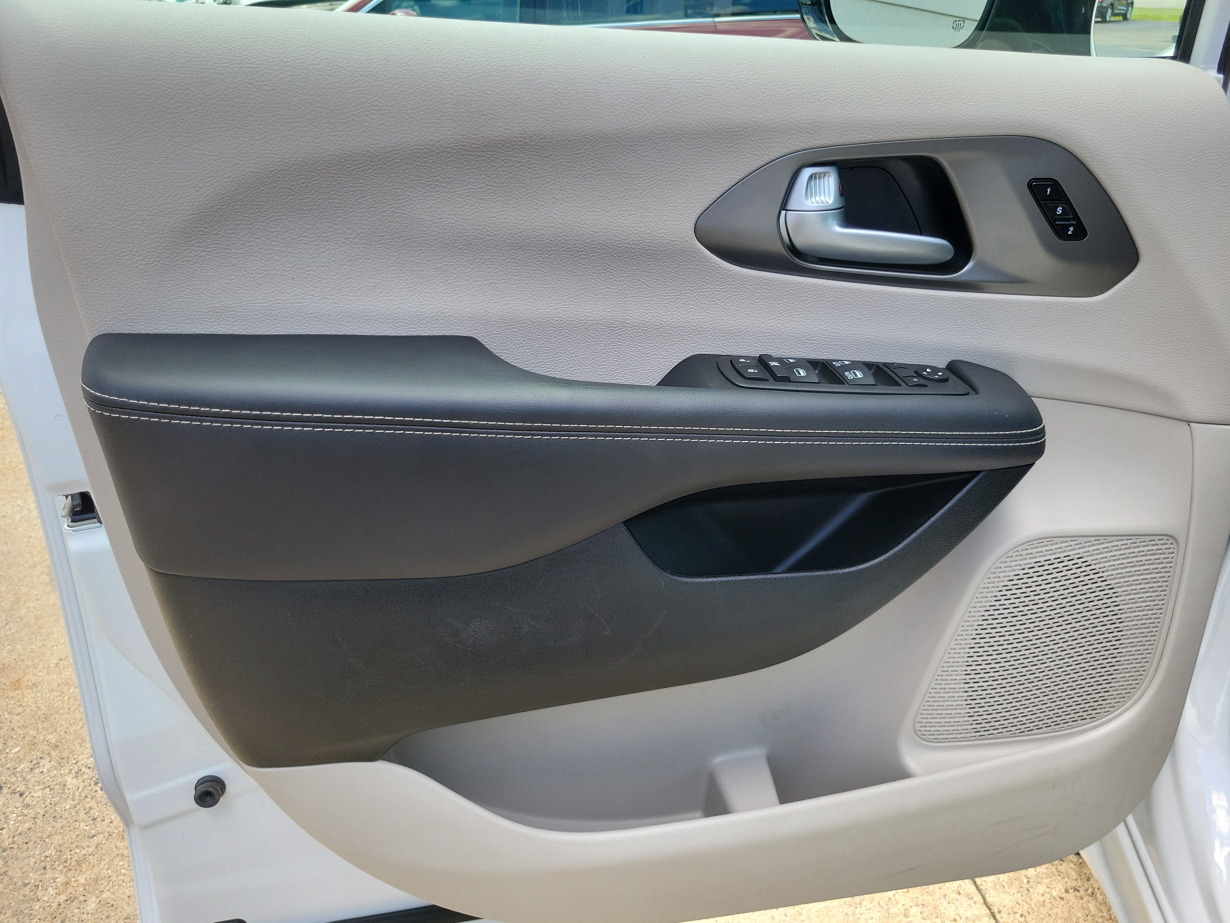 Used 2024 Chrysler Pacifica Touring-L w/ Road Tripper Package FWD image 6