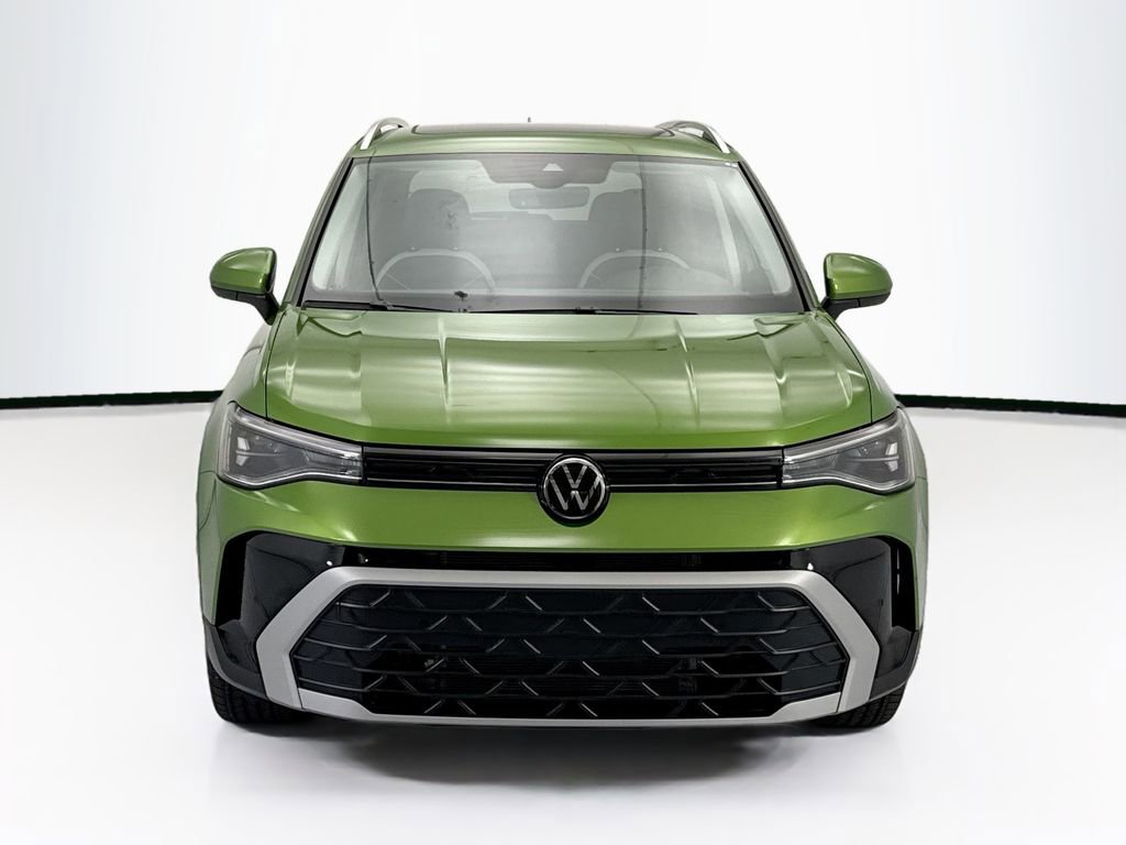 Used 2025 Volkswagen Taos SE w/ Panoramic Sunroof Package image 2