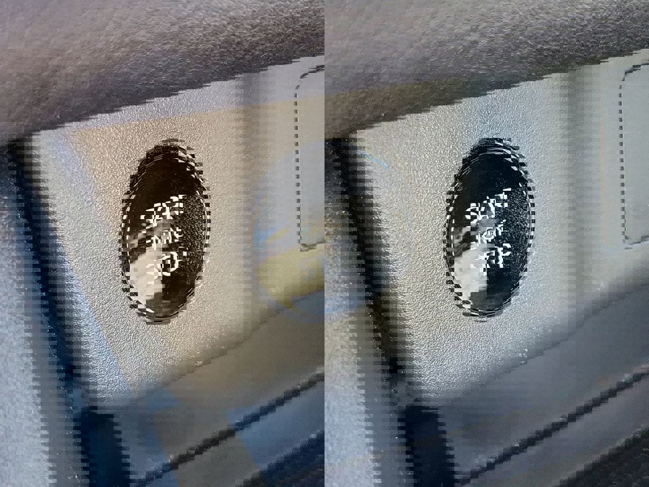 Used 2025 Nissan Rogue SV image 29