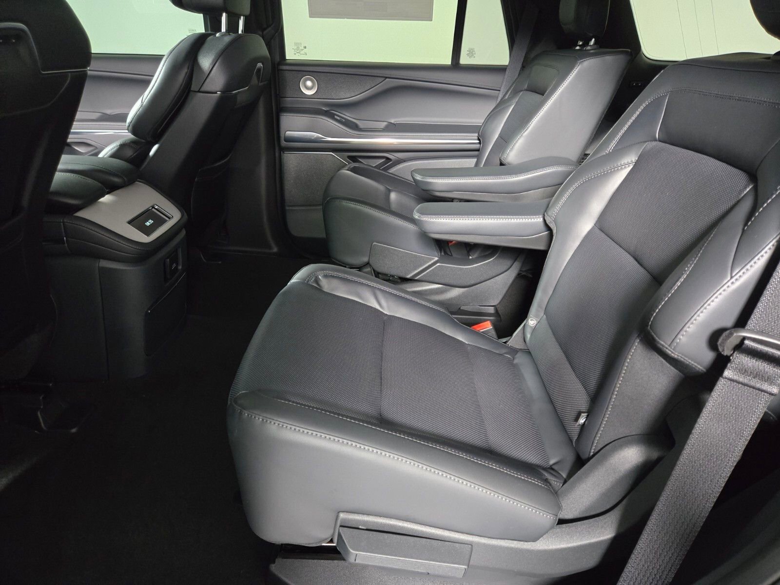 New 2026 Lincoln Navigator Reserve w/ Jet Appearance Package AWD/4WD image 14