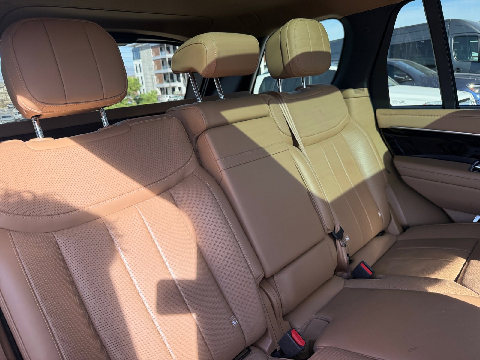 Used 2025 Land Rover Range Rover SE image 18