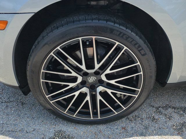 Used 2024 Porsche Macan AWD/4WD image 10