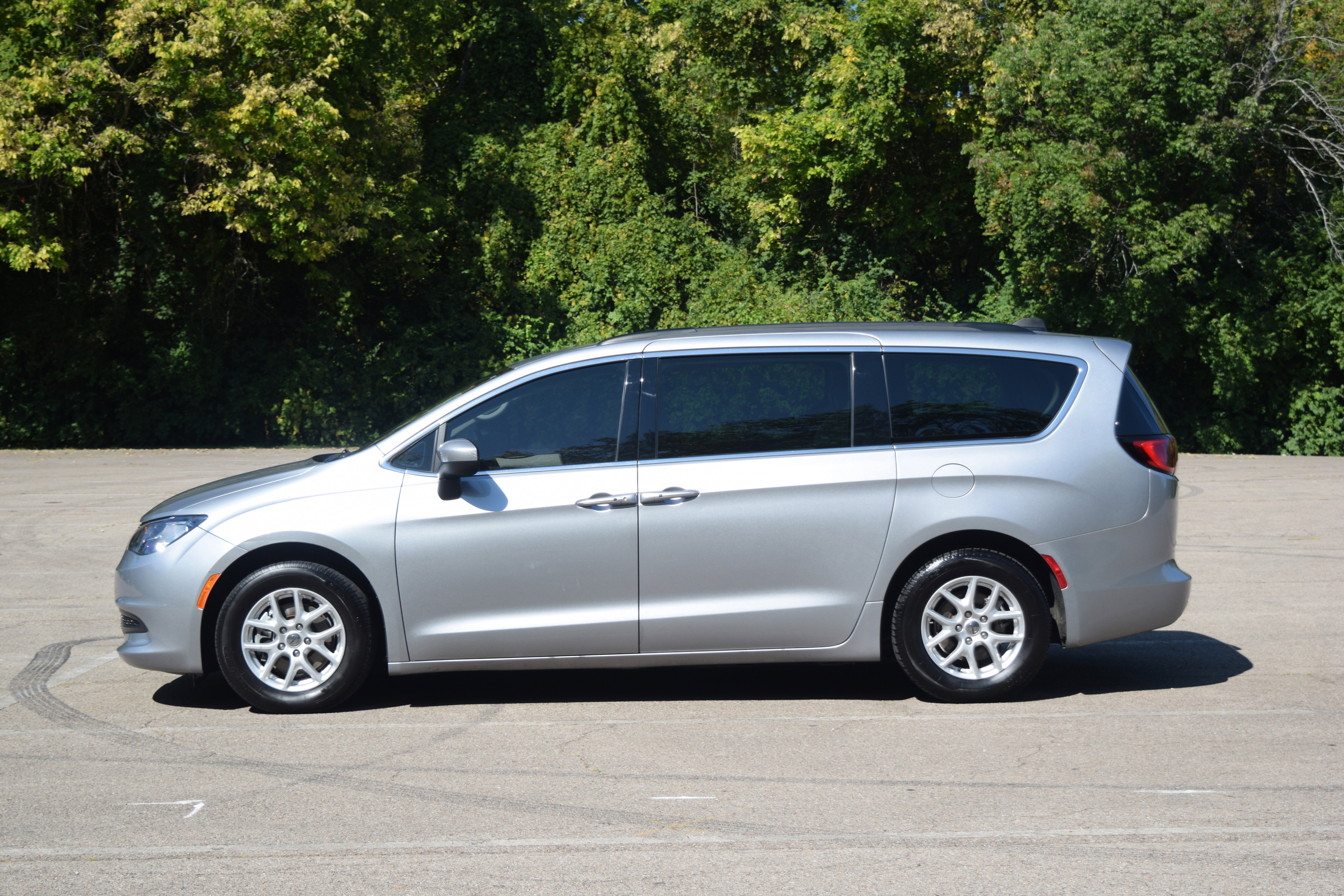 Used 2021 Chrysler Voyager Lxi image 24