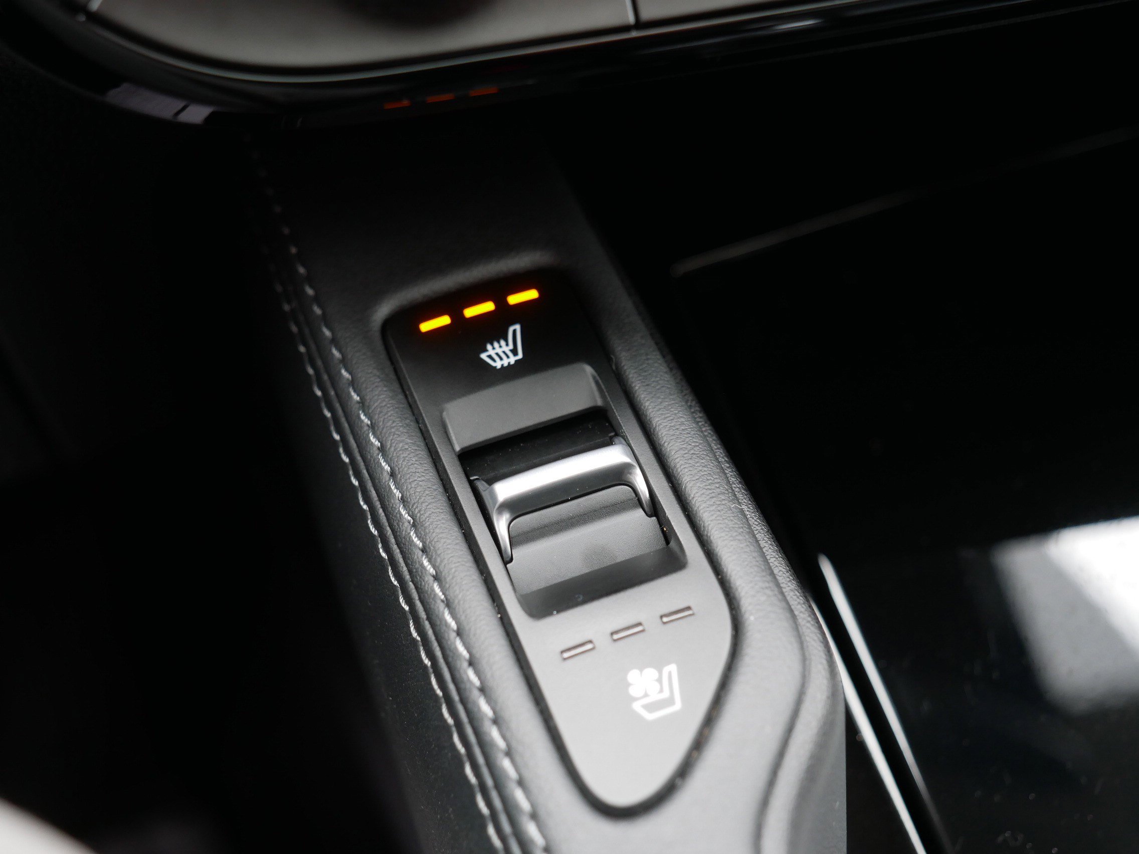 Certified 2024 Kia Telluride EX w/ EX Captain's Chair Package image 33