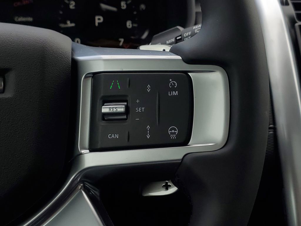 New 2025 Land Rover Discovery Dynamic SE image 19