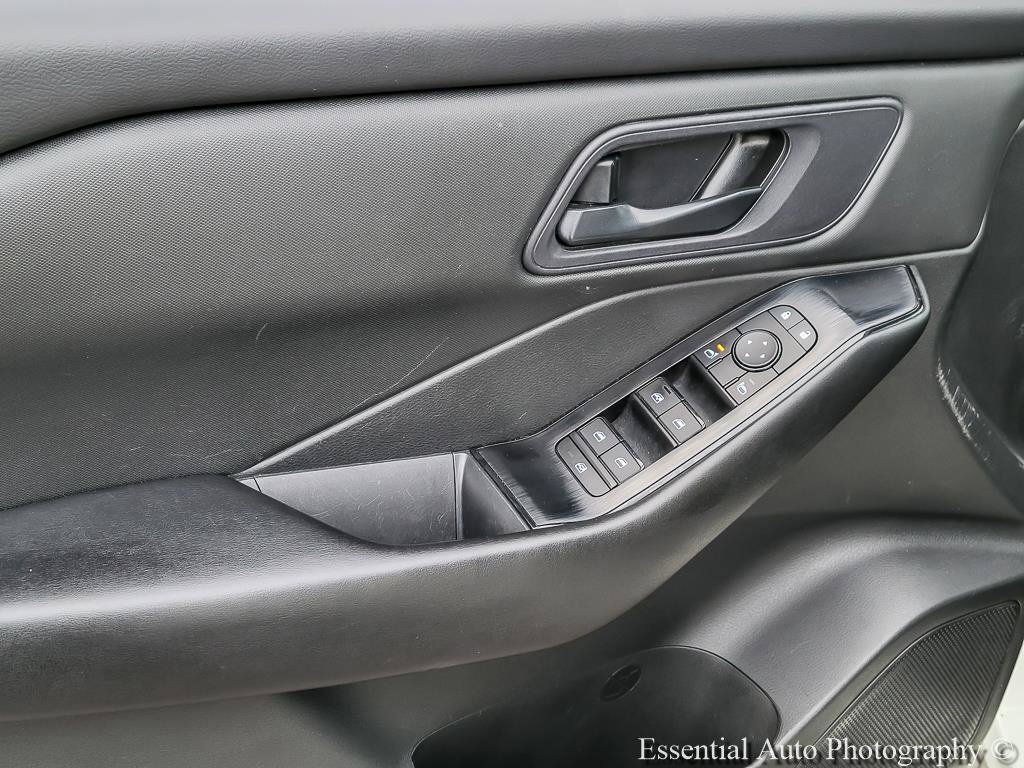 Used 2024 Nissan Rogue S FWD image 13