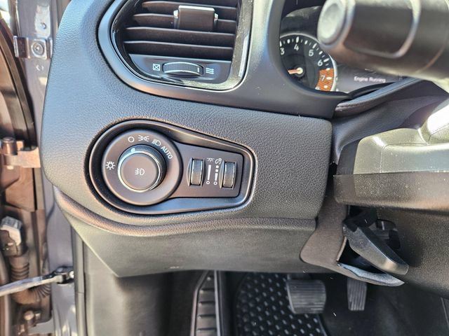 Used 2023 Jeep Renegade Altitude w/ Sun/Sound Group AWD/4WD image 28