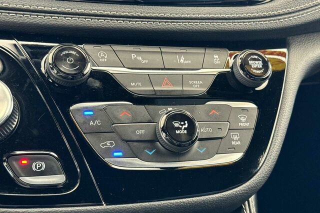 Certified 2025 Chrysler Pacifica Limited image 19