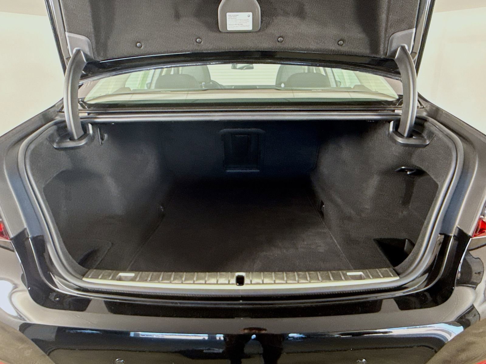 Certified 2022 BMW 740i image 28