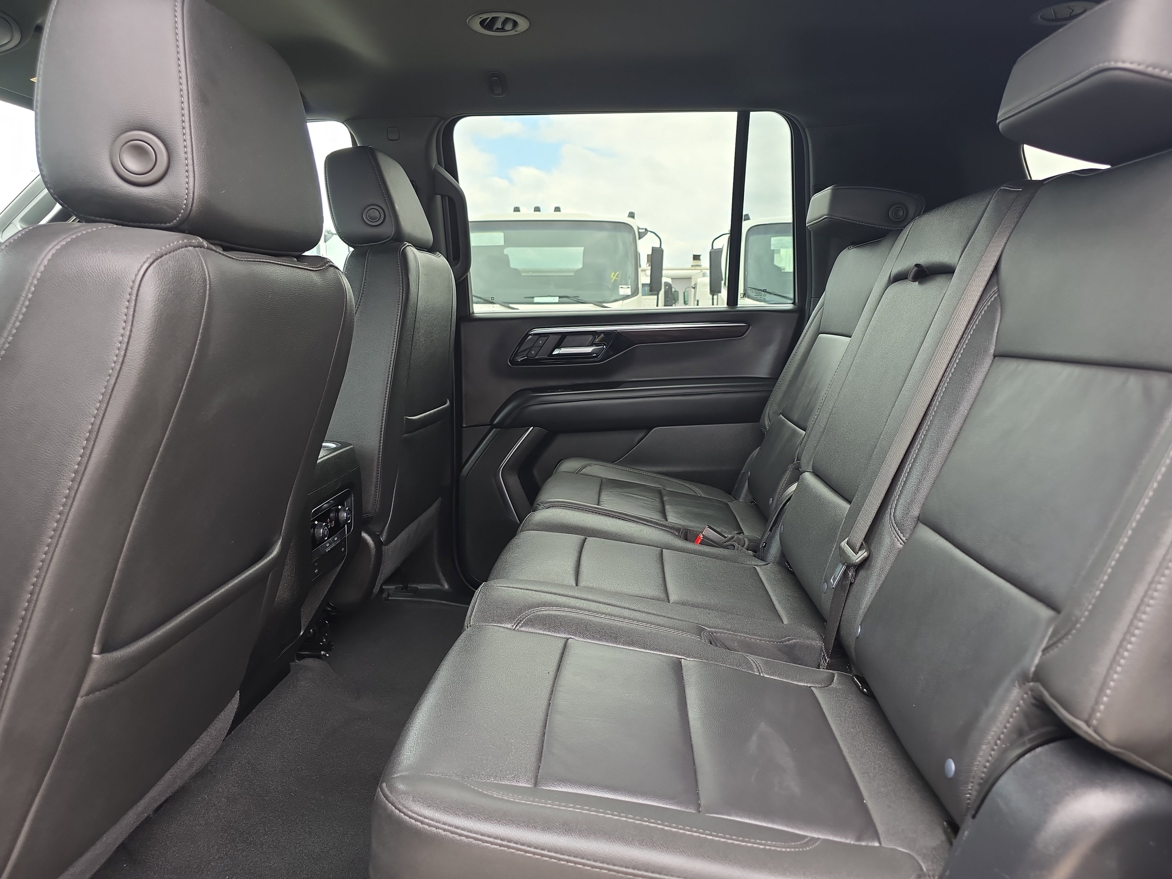 Used 2025 Chevrolet Suburban Z71 AWD/4WD image 15