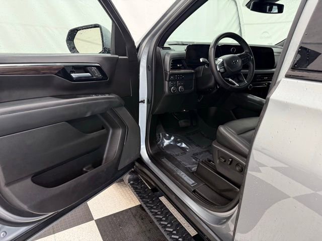 Used 2025 Chevrolet Suburban Z71 AWD/4WD image 35