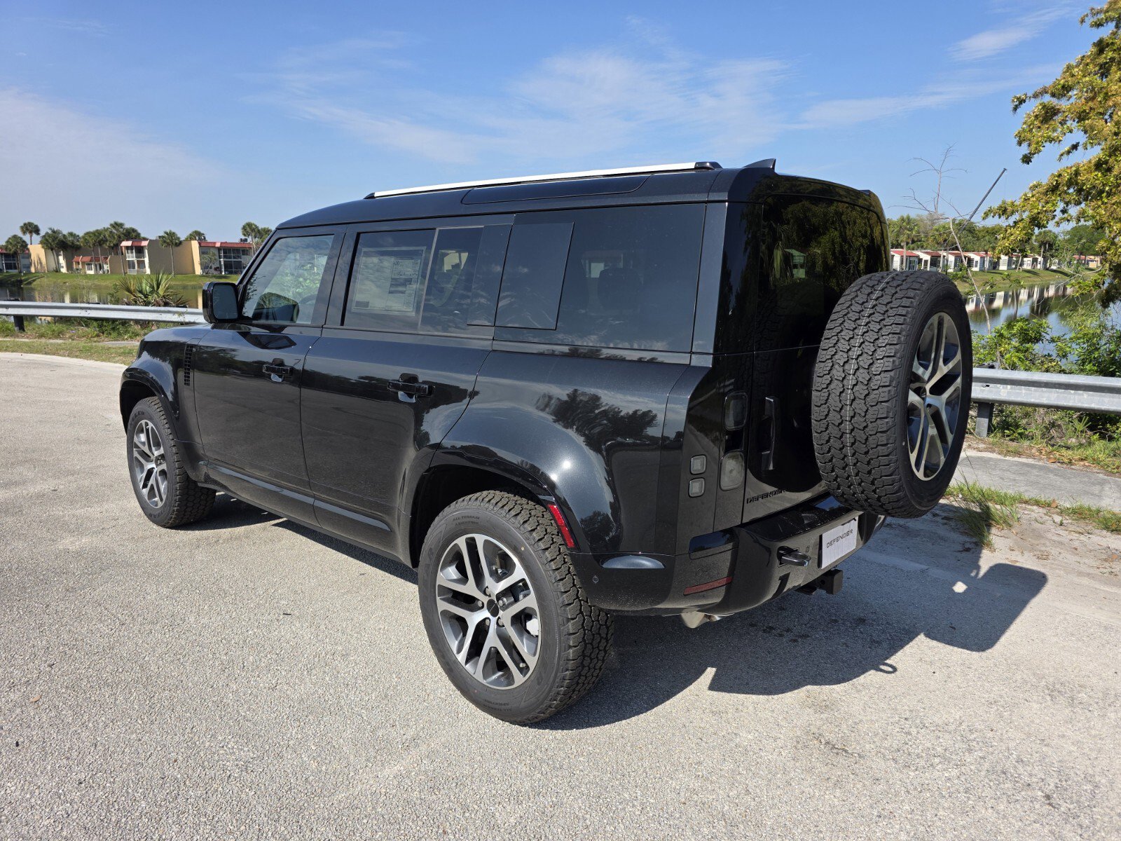 New 2026 Land Rover Defender 110 X-Dynamic SE AWD/4WD image 2