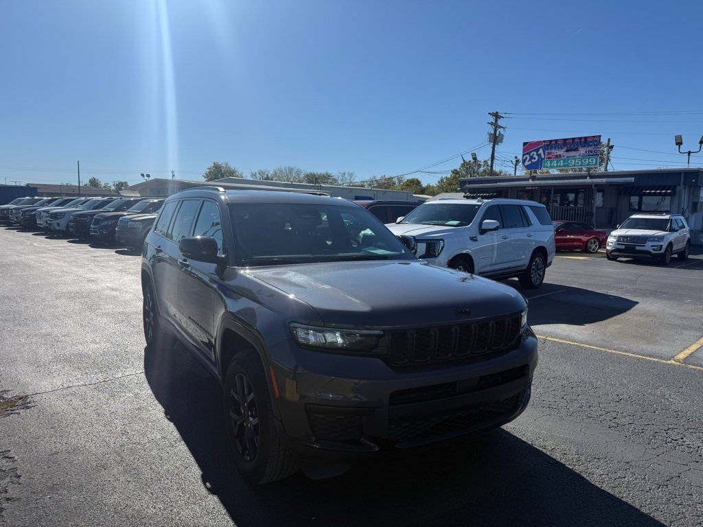 Used 2024 Jeep Grand Cherokee L Laredo image 1