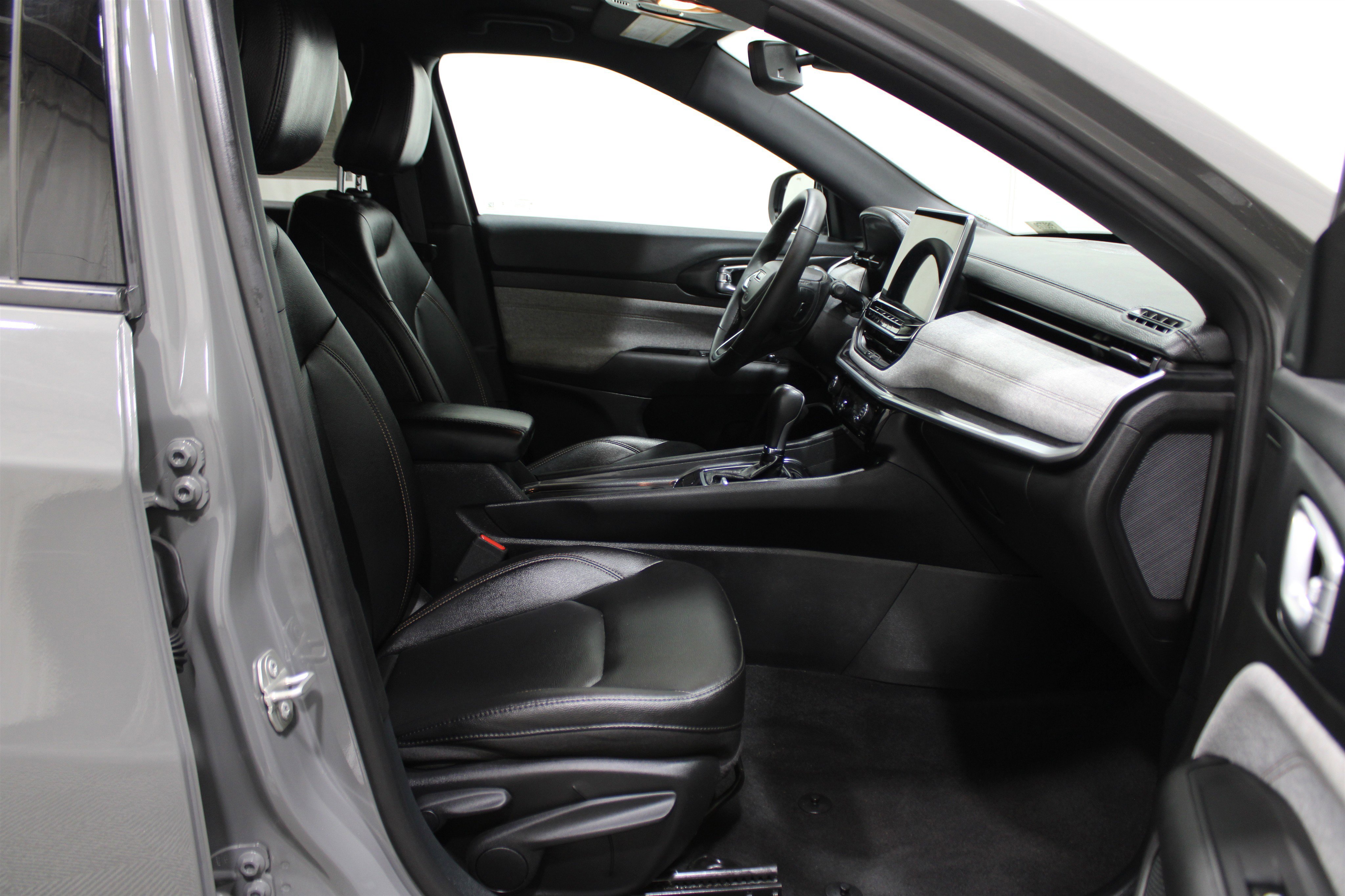 Used 2024 Jeep Compass Latitude image 32