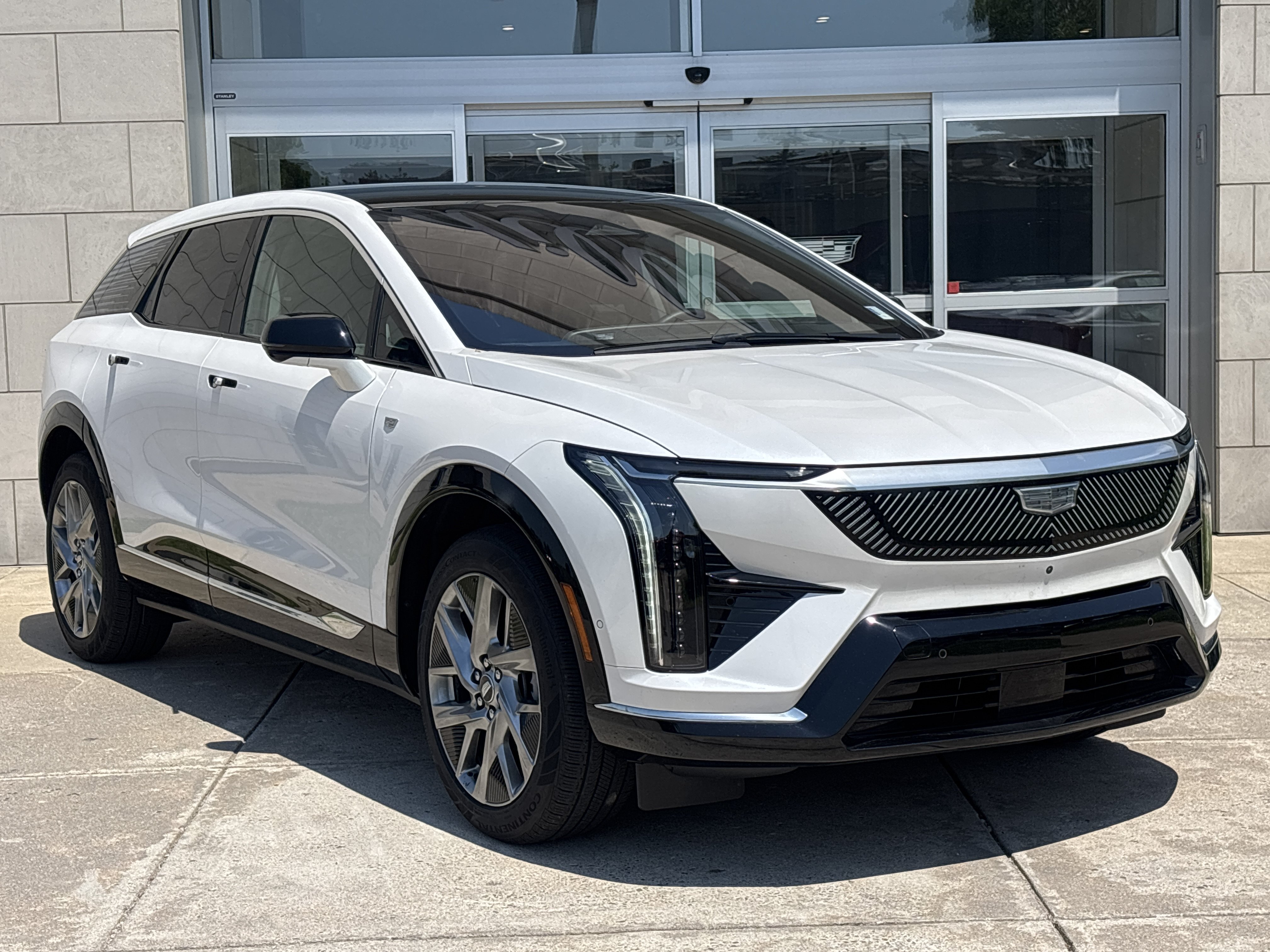 Used 2025 Cadillac Optiq Luxury 2 AWD/4WD image 2