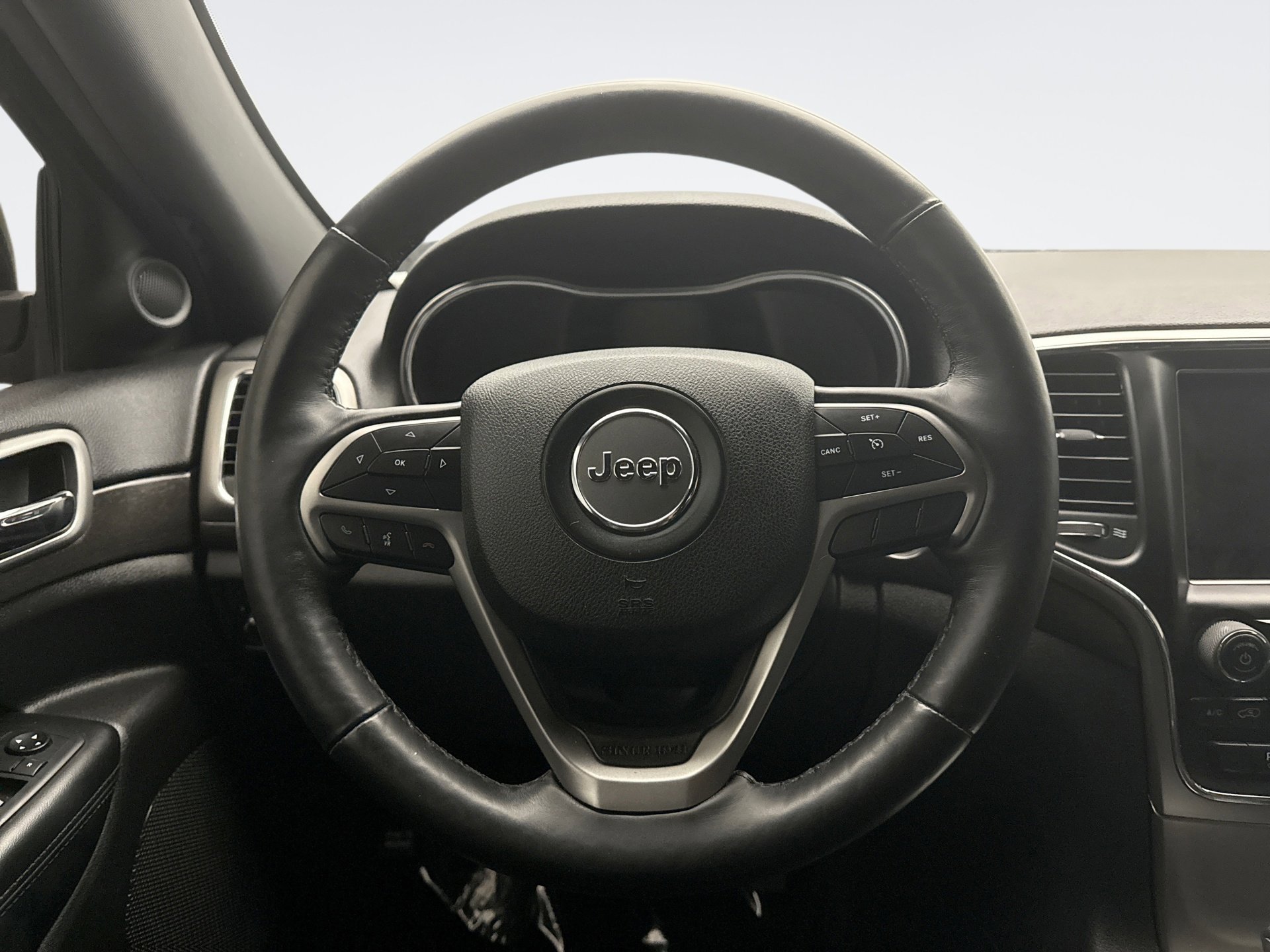 Used 2018 Jeep Grand Cherokee Altitude AWD/4WD image 12
