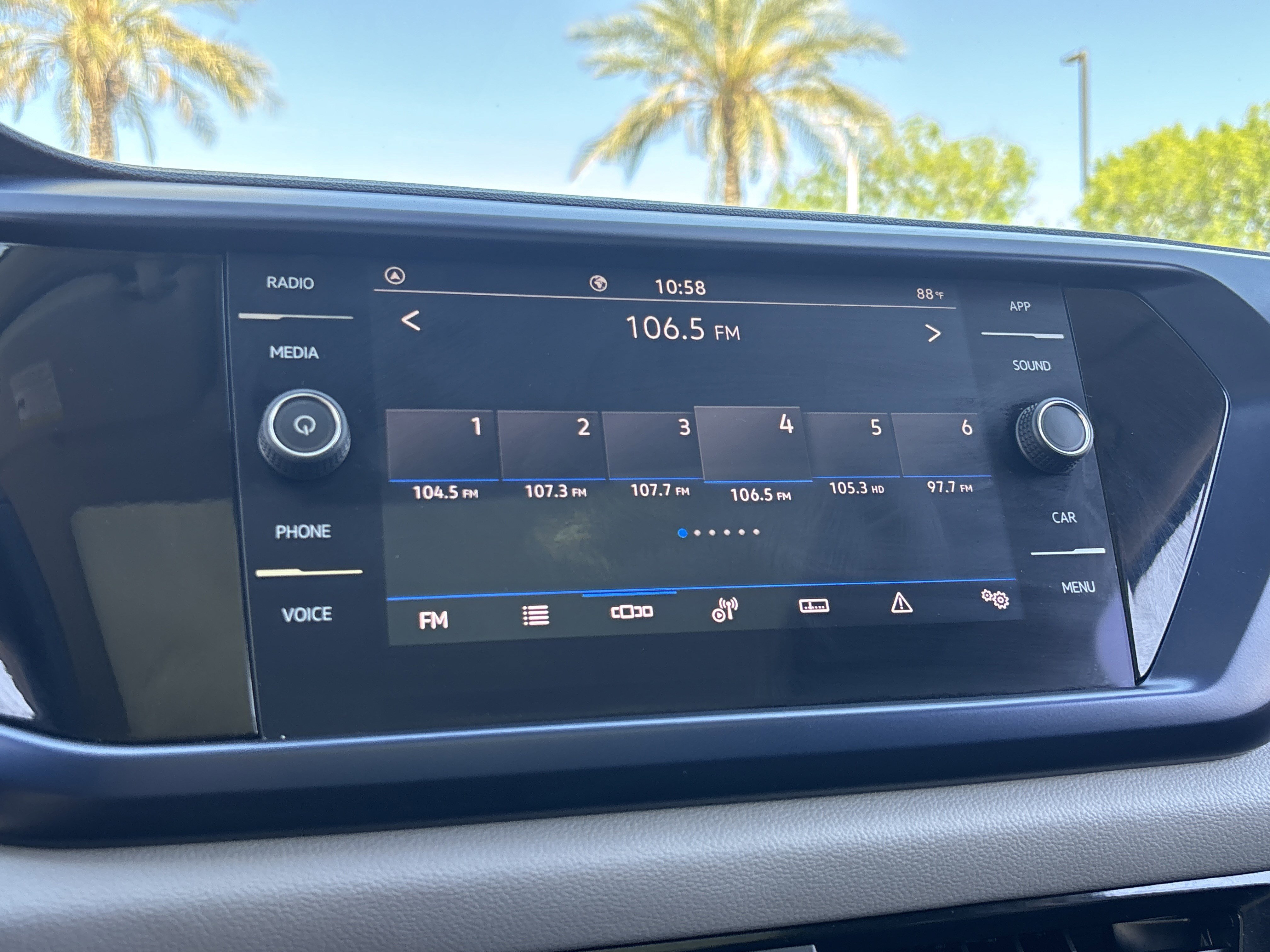 Used 2023 Volkswagen Taos SE w/ Panoramic Sunroof Package image 21