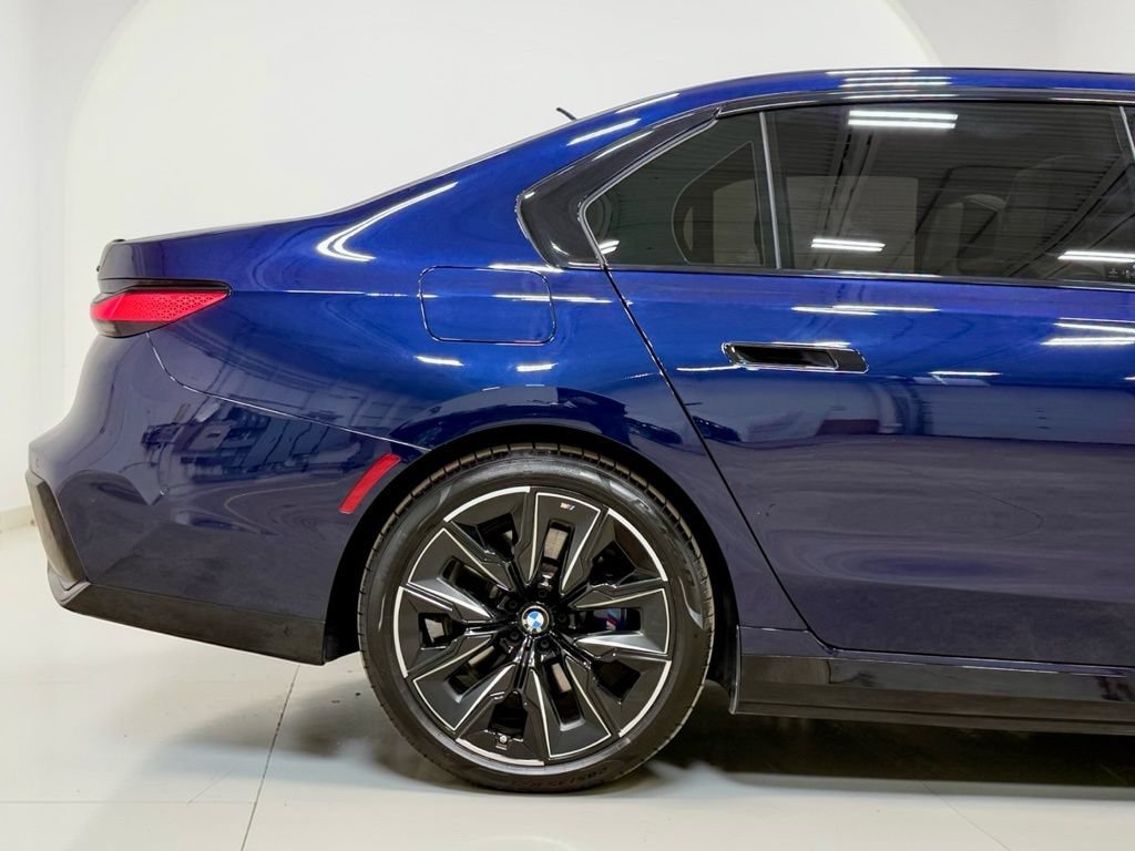Used 2023 BMW i7 xDrive60 AWD/4WD image 17