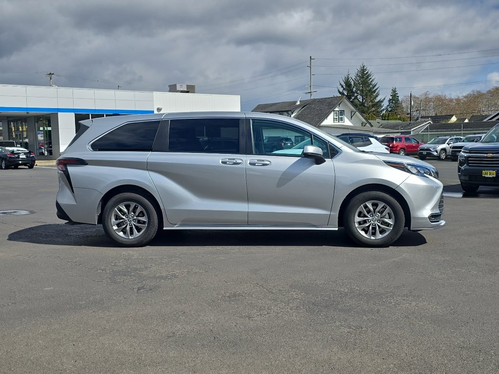 Certified 2024 Toyota Sienna LE FWD image 7