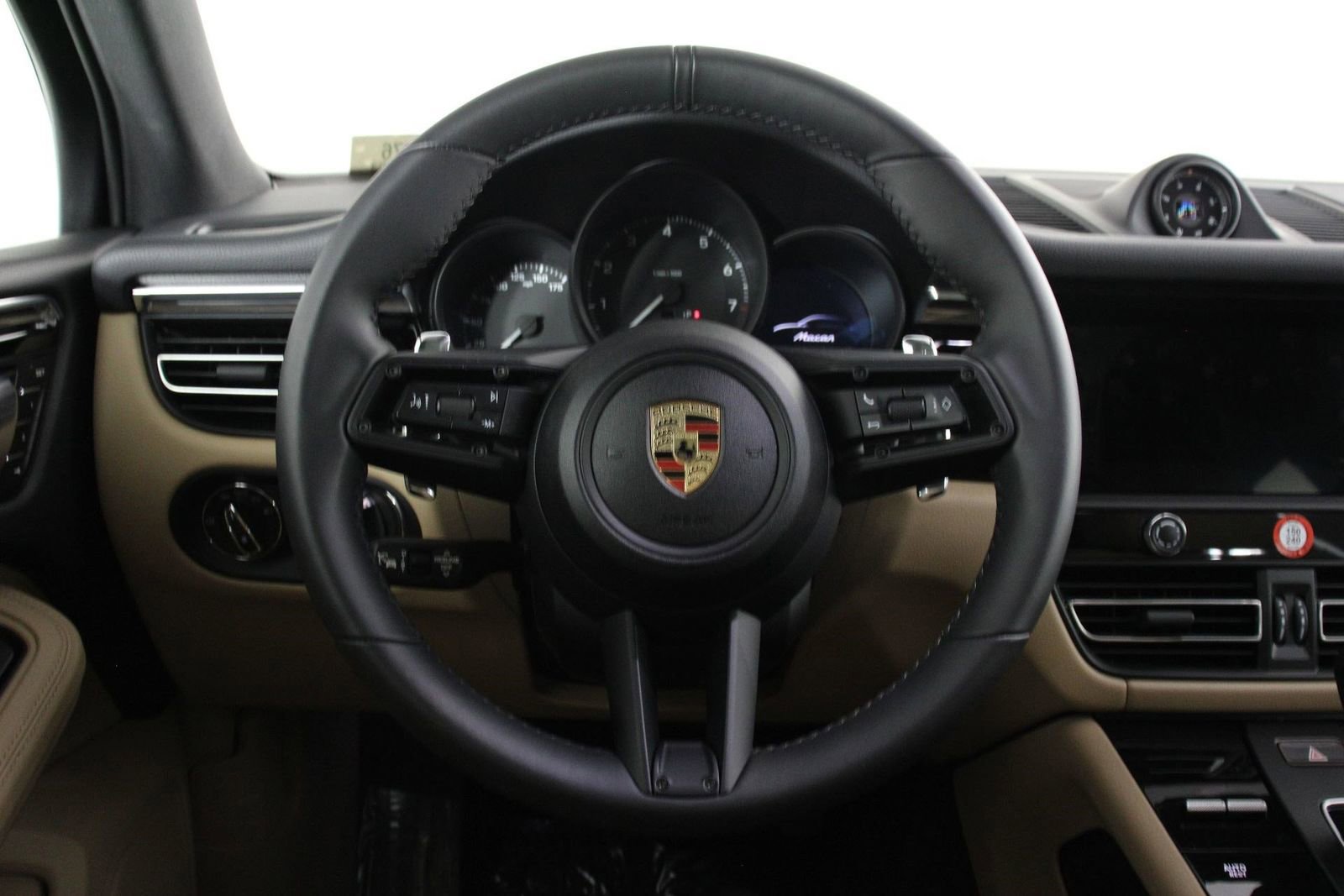 Certified 2025 Porsche Macan image 12