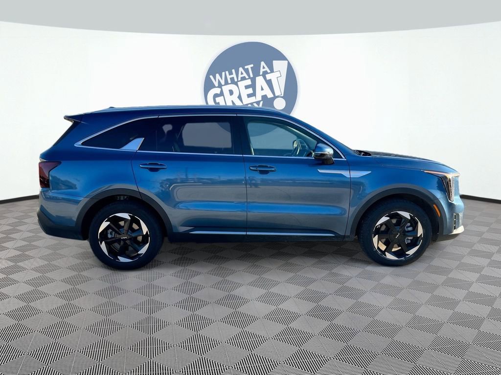 Certified 2025 Kia Sorento EX image 9