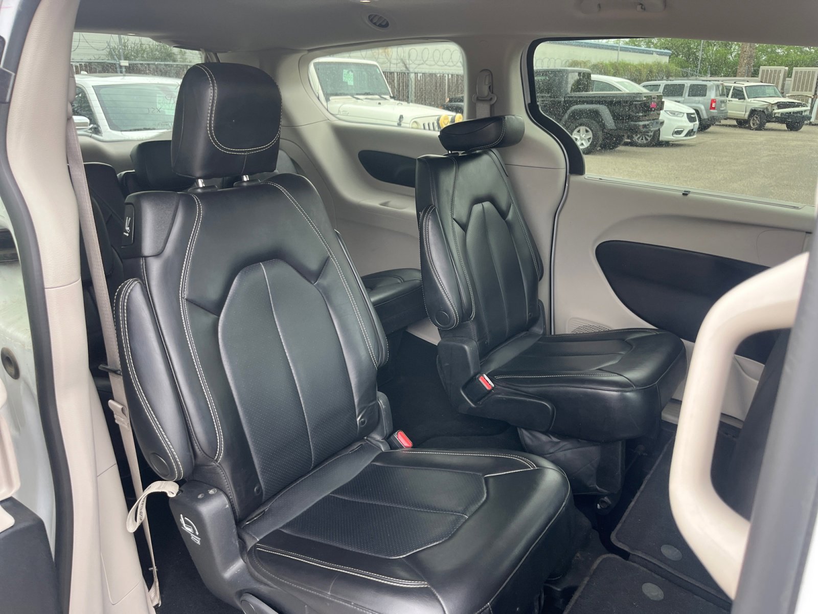 Certified 2023 Chrysler Pacifica Touring-L image 18