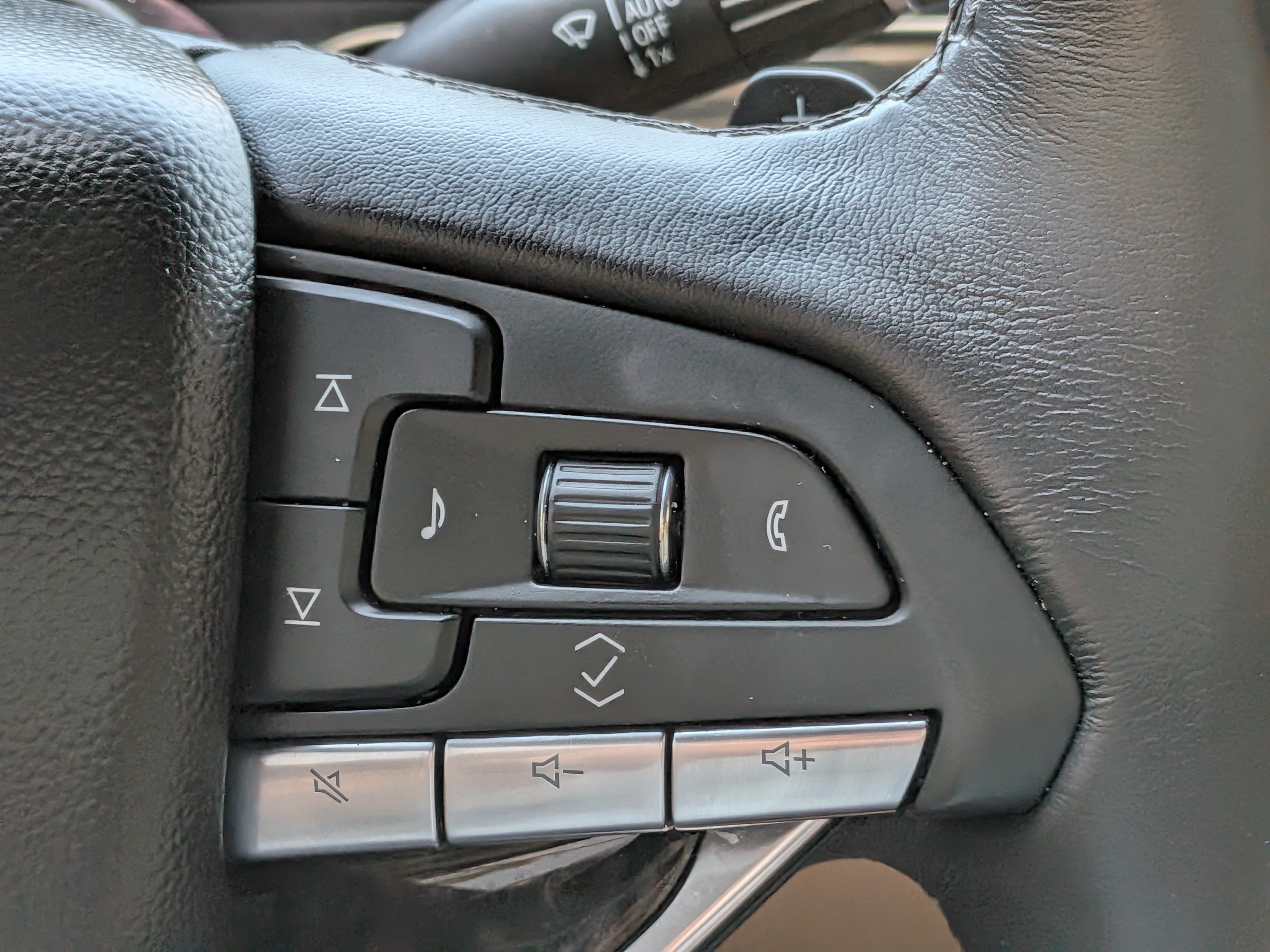 Certified 2024 Cadillac Escalade ESV Premium Luxury AWD/4WD image 28