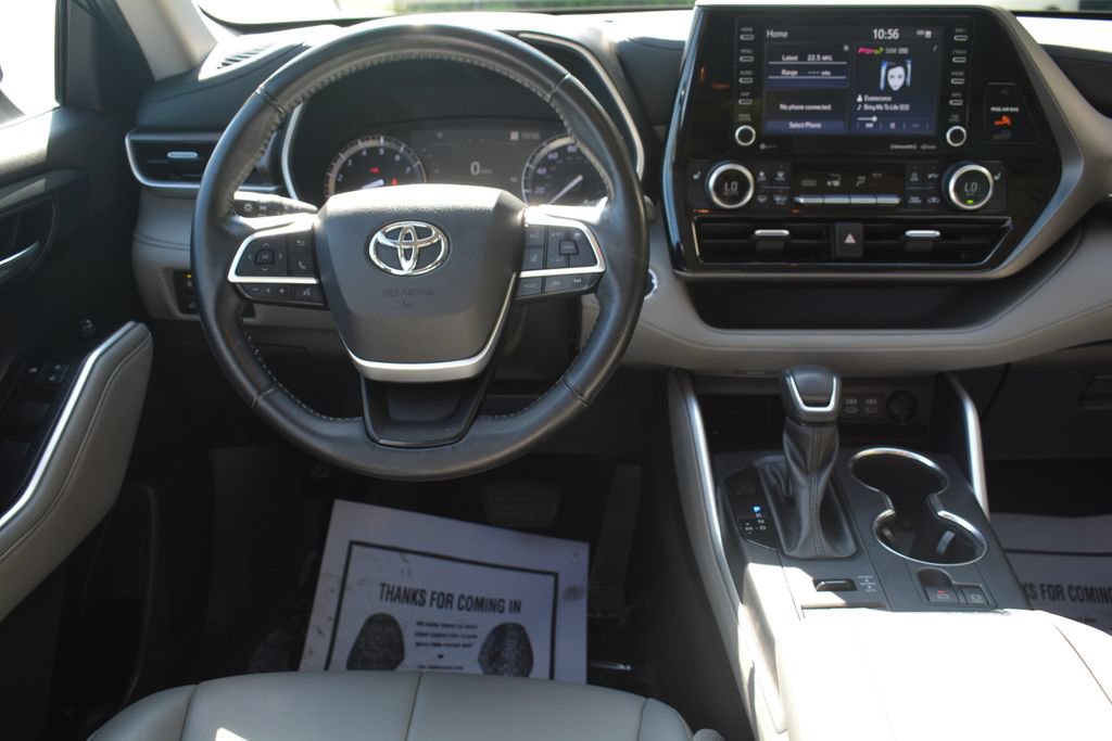 Used 2022 Toyota Highlander XLE AWD/4WD image 3
