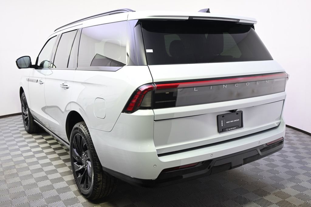 New 2026 Lincoln Navigator Reserve w/ Jet Appearance Package AWD/4WD image 4