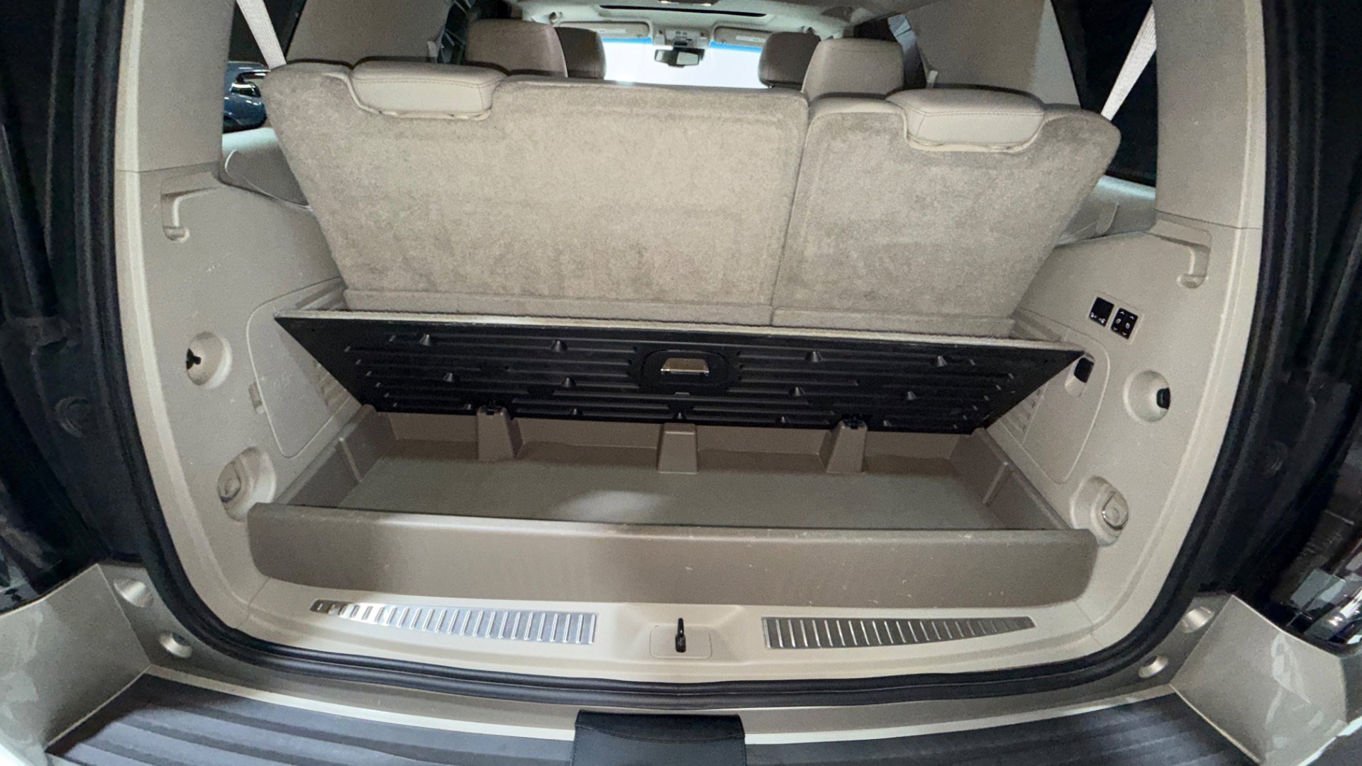 Used 2015 Cadillac Escalade Luxury image 90