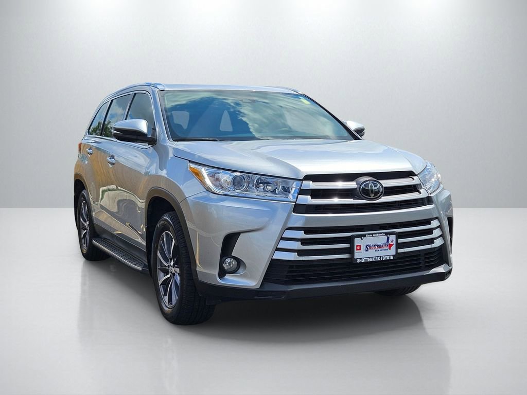 Used 2019 Toyota Highlander XLE FWD image 3