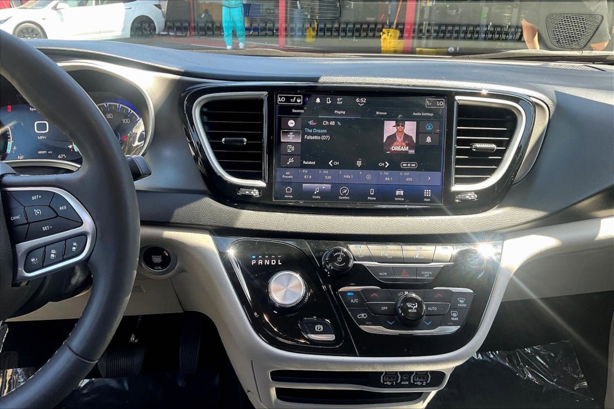 Used 2024 Chrysler Pacifica Touring-L image 6