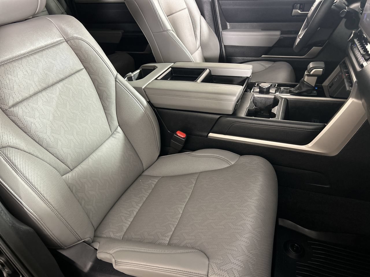 Used 2025 Toyota Tundra Limited AWD/4WD image 26
