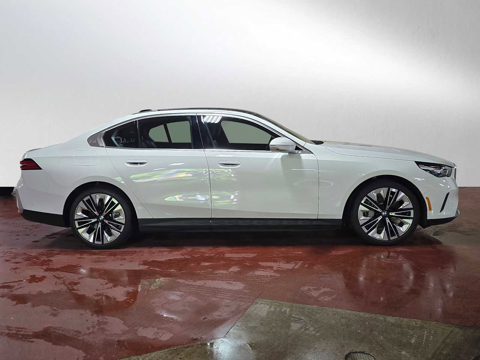 Used 2026 BMW i5 eDrive40 AWD/4WD image 2