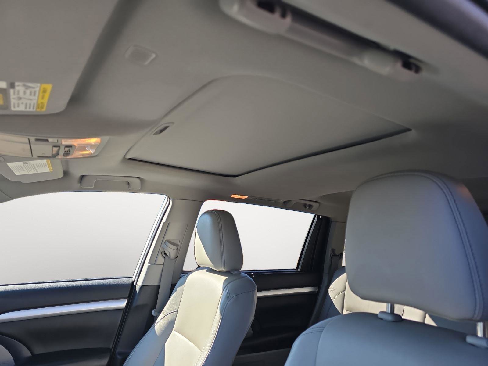 Used 2019 Toyota Highlander XLE image 14